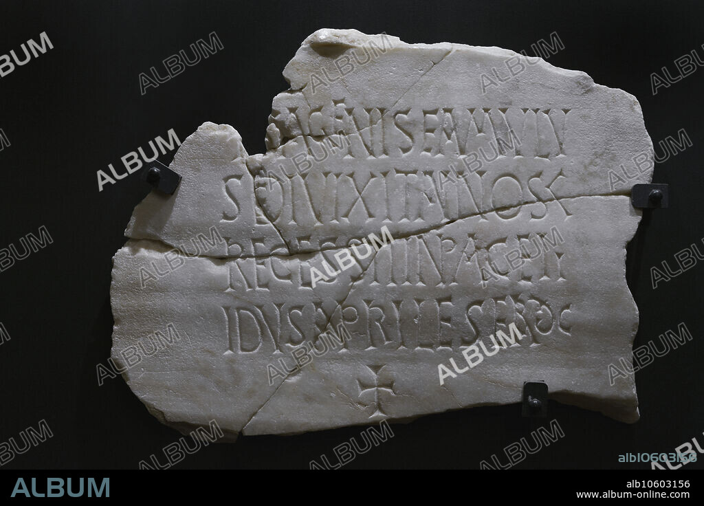 Lápida funeraria de Sagenis. Inscripción referente a Sagenis, fallecido a los 50 años de edad. Texto: "SAGENIS FAMVLV/S DEI VIXIT ANNOS L / RECESSIT IN PACE II / IDVS APRILES ERA DC" (Sagenis, siervo de Dios, vivió 50 años. Murió en paz a 12 de abril de la era 600). Mármol. Año 562 d.C. Procedencia desconocida. Museo de los Concilios y la Cultura Visigoda. Toledo. Castilla-La Mancha. España.