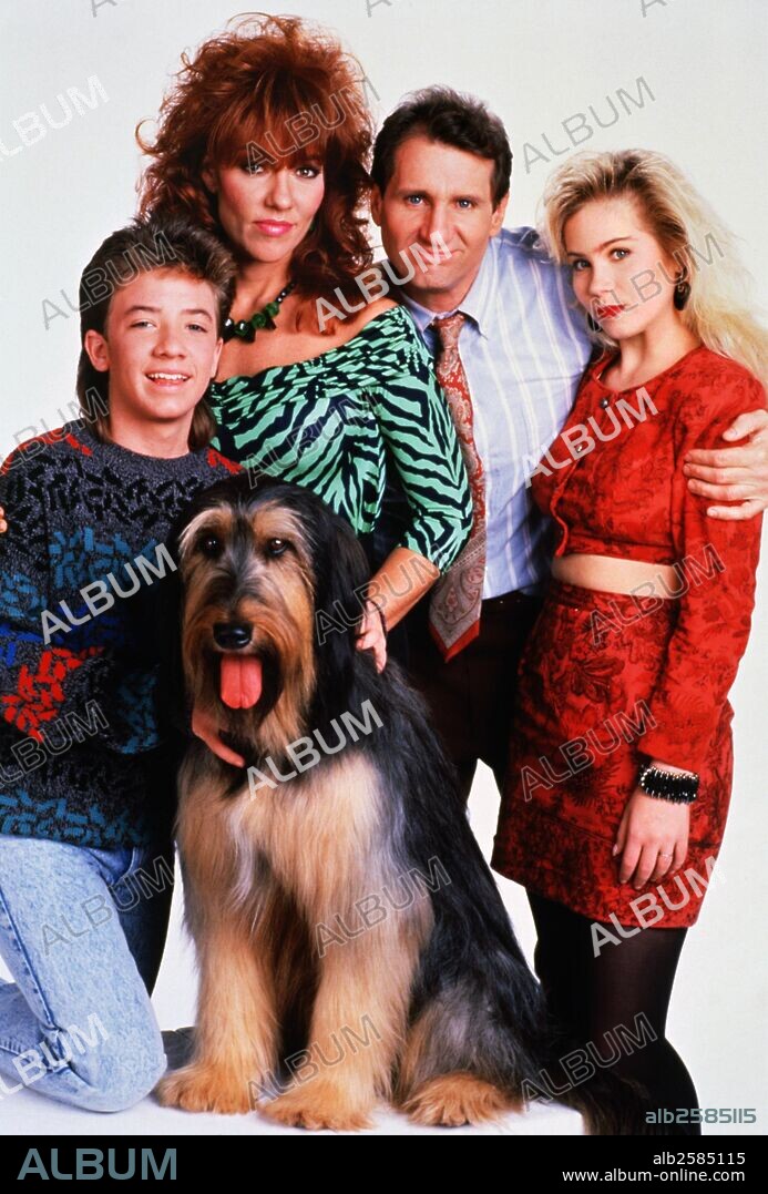 CHRISTINA APPLEGATE, DAVID FAUSTINO, ED O'NEILL and KATEY SAGAL in MARRIED WITH CHILDREN-TV, 1987 (MARRIED WITH CHILDREN), directed by RON LEAVITT. Copyright COLUMBIA PICTURES TELEVISION.
