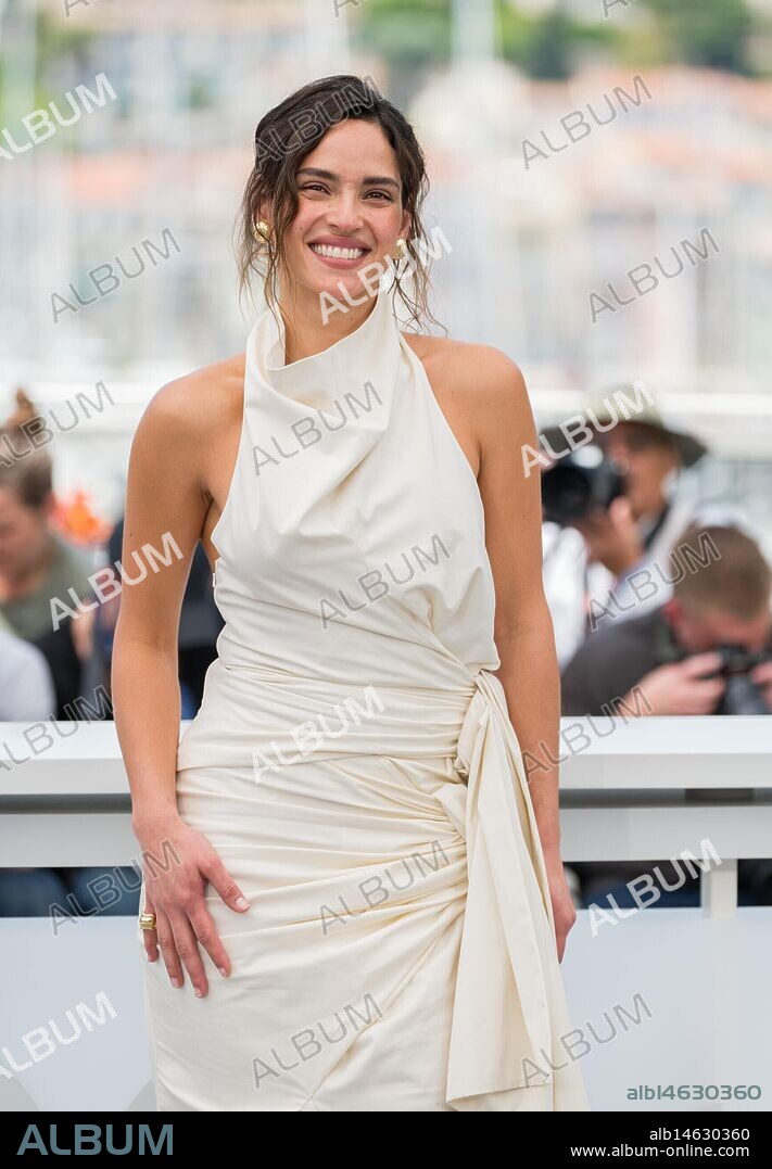 May 19, 2025: 78eme Festival International du Film de Cannes. Photocall du film Splitsville. 78th International Cannes Film Festival. Photocall with cast of Splitsville movie. 444671 2020-01-19 Cannes France Arjona, Adria..Featuring: Adria Arjona.Where: Cannes, France.When: 19 May 2025.Credit: Anthony Carrel/Starface Photo/Cover Images..**UK AND USA RIGHTS ONLY* (Credit Image: © Cover Images via ZUMA Press).