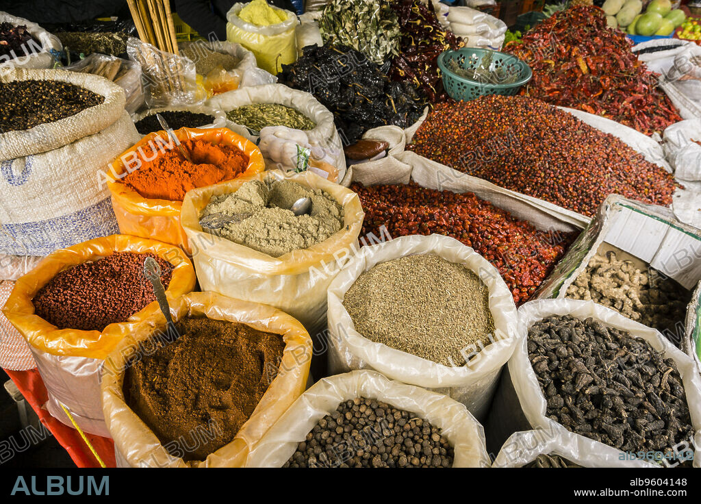 especias, Mercado municipal, Santa María Nebaj, departamento de El Quiché, Guatemala, Central America.