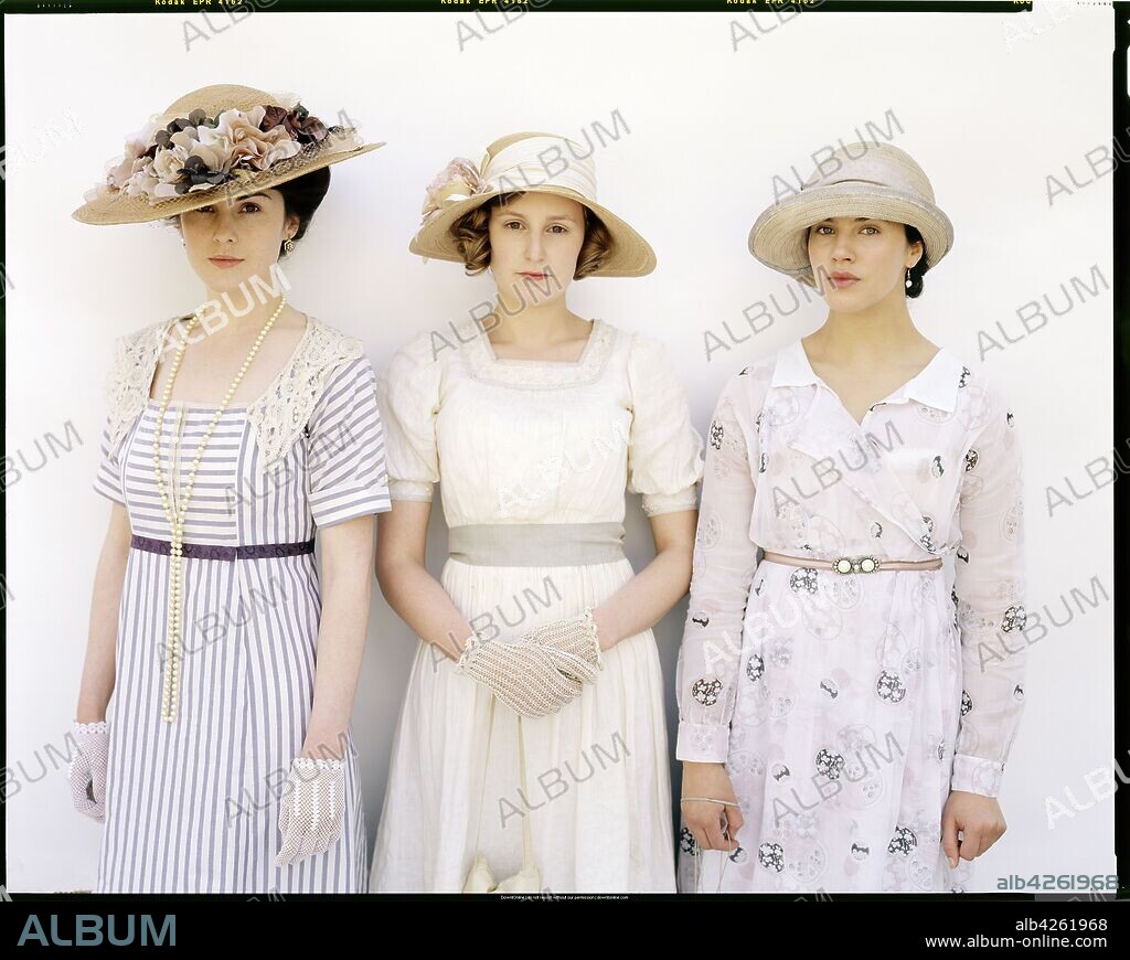 JESSICA BROWN FINDLAY, LAURA CARMICHAEL and MICHELLE DOCKERY in DOWNTON ABBEY, 2010, directed by JULIAN FELLOWES. Copyright CARNIVAL FILMS. Season 1.