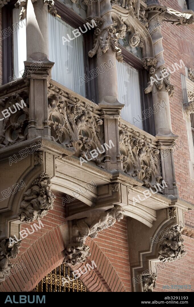 JOSEP PUIG I CADAFALCH. Casa Martí - Els 4 Gats, 1896. Mono, detalle de la tribuna lateral de la fachada del edificio. Escultura realizada por Eusebi Arnau.  Modernismo. Barcelona.