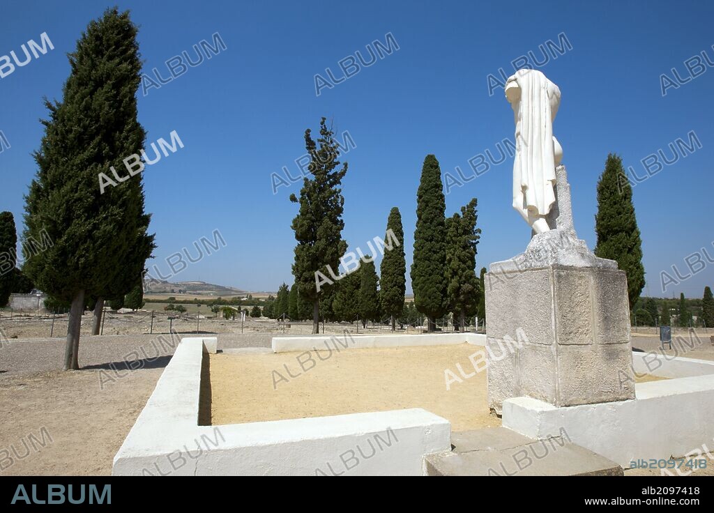 ARTE ROMANO. ESPAÑA. ITALICA. Ciudad fundada hacia 206 a. C., por iniciativa de Cornelio Escipión. Vista del llamado observatorio oriental, presido or una réplica de la estatua del emperador Trajano divinizado. El original se conserva en el Museo Arqueológico de Sevilla. Santiponce. Provincia de Sevilla. Andalucia.
