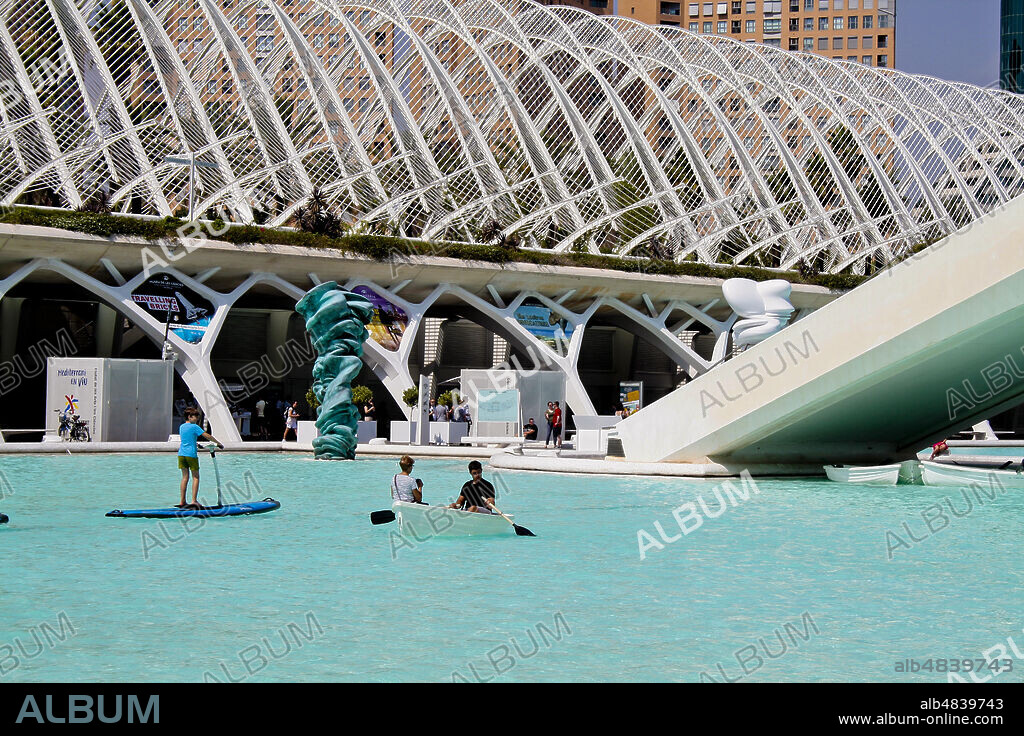 València, Comunidad Valenciana, Spain. City of Arts and Sciences. Ciutat de les Arts i les Ciències. Ciudad de las Artes y de las Ciencias. The Umbracle and the little lake with stand up paddle and boat.