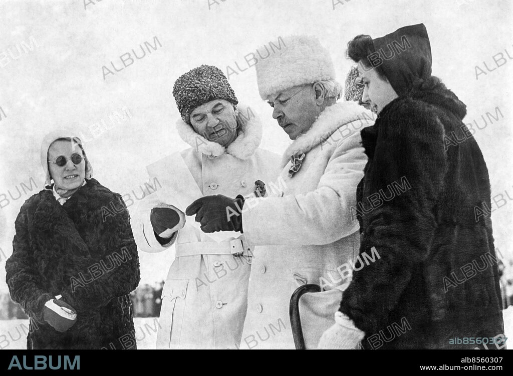 UMEÅ 1941-03-10. Kommerserådet Axel F. Enström (2:a fr v) och hans fru (tv) i samband med SM-spelen i Umeå 10:e mars 1941. Här studerar han programmet med landshövdingen Gustaf Rosén (3:a fr v) och hans dotter (th).. Foto: AB Text & Bilder / SVT / Kod: 5600. Personmapp Enström, Axel Fredrik / Sv/v påsikt.