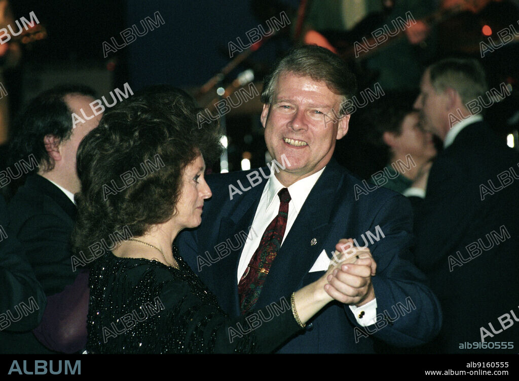 Haugesund 199503 Frp chairman Carl I. Hagen dances with Mrs. Eli Hagen after the Progress Party's national meeting. Photo: Geirr Øverland / NTB / NTB.