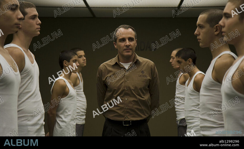 FERNANDO GUILLEN CUERVO en CRUZANDO EL LIMITE, 2010, dirigida por XAVI GIMÉNEZ. Copyright FILMAX.