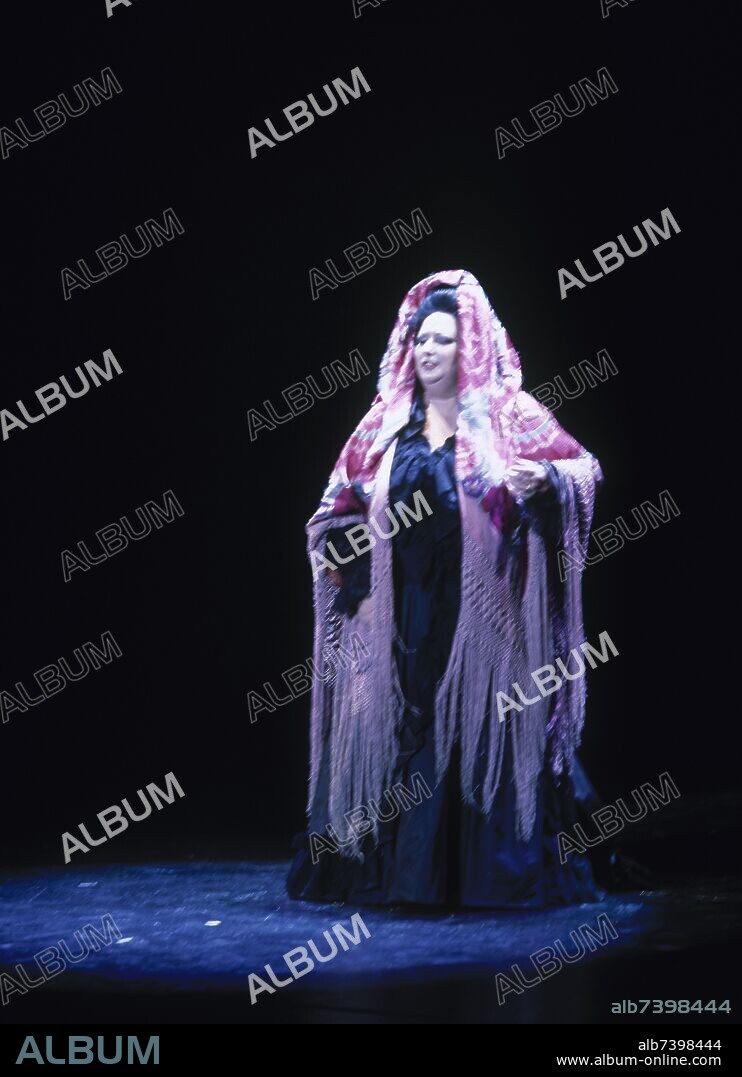 JOSE TAMAYO. MONTSERRAT CABALLE INTERPRETANDO LA DOLORES, OPERA DE TOMAS BRETON.