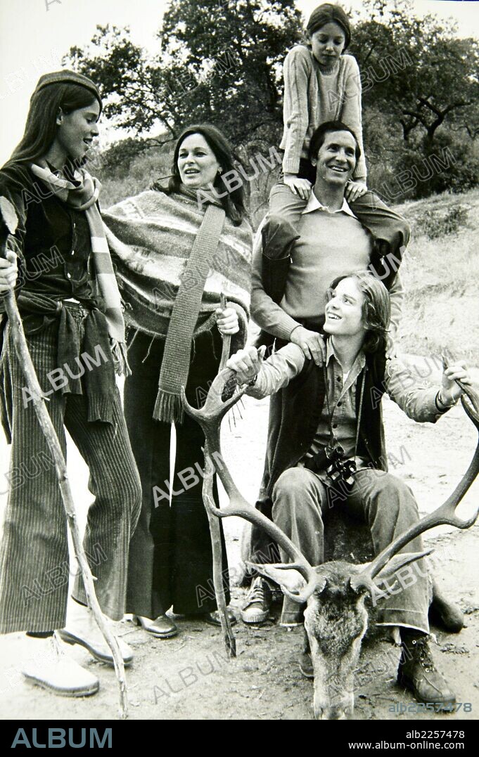 DOMINGUIN , LUIS MIGUEL. MATADOR DE TOROS ESPAÑOL. MADRID 1926 - 1996. CON SU MUJER Y SUS TRES HIJOS.
