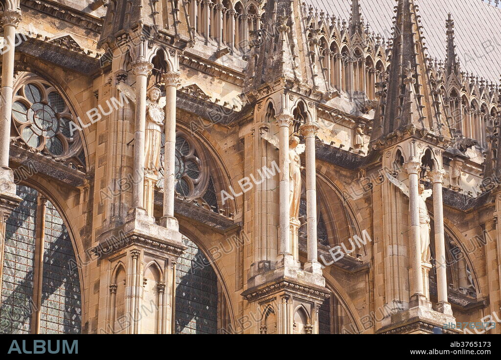 Detail of the gothic architecture on the southern facade of Notre Dame de Reims cathedrall, UNESCO World Heritage Site, Reims, Champagne-Ardenne, France, Europe.