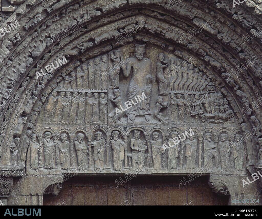 JUICIO FINAL ESCULPIDO EN EL TIMPANO DE LA PORTADA DE LA IGLESIA DE SANTA MARIA LA REAL REALIZADA A FINALES DEL SIGLO XII Y PRINCIPIOS DEL SIGLO XIII.