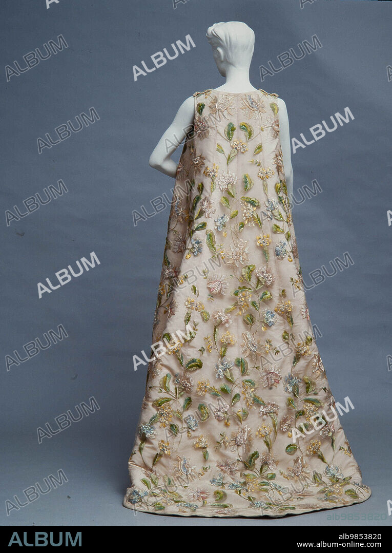 Vestido con tul de algodón y raso de acetato de doble cara, bordado en seda y lentejuelas. Diseñado por Cristóbal Balenciaga, 1958. Museu del Disseny de Barcelona.