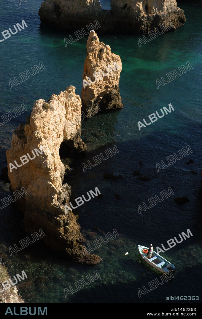 PORTUGAL. LAGOS. Paisaje rocoso en la playa (praia) Ponta da Piedade (Punta de la Piedad). El Algarve.