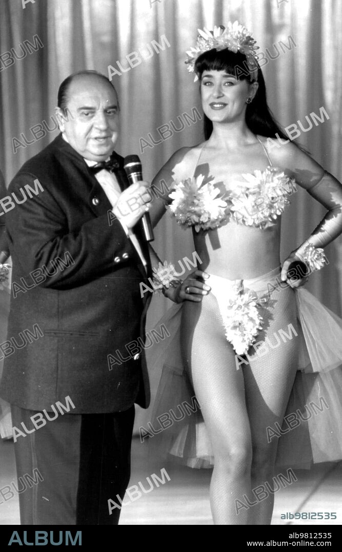 Noviembre 1992. Juanito navarro con una de La "Mamma Chicho" en su actuación en la sala Windsor gran vía de Madrid.