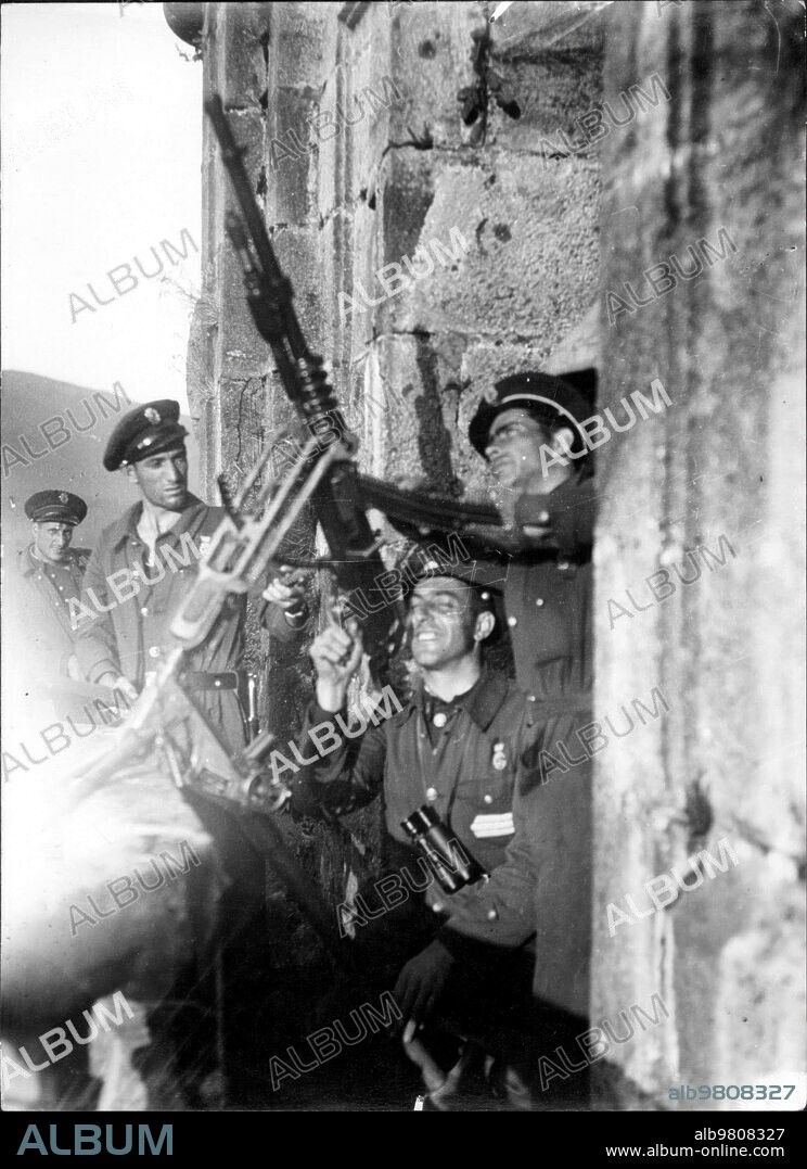 Julio 1937. Guardias de asalto con la Ametralladora Instalada en la torre de la iglesia de Ochandiano (Álava) para evitar un nuevo bombardeo Aéreo.
