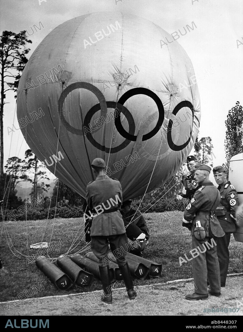 TYSKLAND BERLIN 1936-07-28.. En obemannad luftballong med kamera som ska filma de olympiska sommarspelen 1936 i Berlin för regissören Leni Riefenstahl. Försöksturen fick avbrytas p.g.a. dåligt väder.. Foto: Keystone View Comapny / AB Text & Bilder / SVT / Kod: 5600. Tysk originalbildtext.. Mapp: Olympiareportage Diverse bilder I 263s. Hakkors Olympiska ringar.