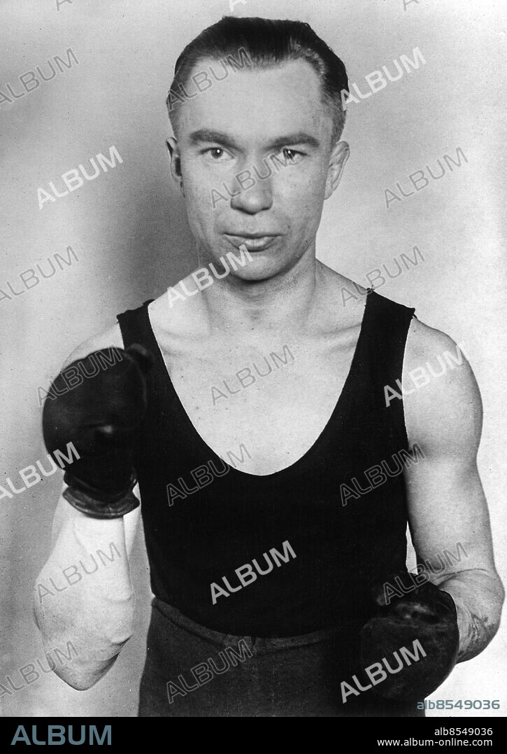 USA omkring 1930. Orig. bildtext... KURT PRENZEL LEITET DIE RADIO-UEBERTRAGUNG BEIM SCHMELING-STRIBLING-KAMPF. Der frühere Mittelgewichtsmeister von Deutschland, Kurt Prenzel, wird die Uebertragung für Europa des Kampfes um die Weltmeisterschaft zwischen Schmeling und Stribling übernehmen. Foto: Keystone View Co. / AB Text & Bilder / SVT / Kod: 5600 Mapp: PRB - PRER K Prentzel, 1896-1960, tysk boxare, emigrerade till USA 1928. Radiokommentator till boxningsmatchen mellan Max Schmeling och Young Stribling 1931. persons: KURT PRENZEL sites: USA;TYSKLAND* PhotoDate:193?-??-??.