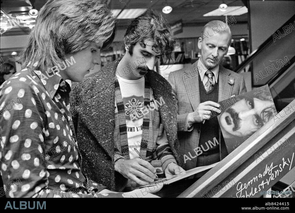 GÖTEBORG 1974-09-25.. Amerikanske musikern Frank Zappa signerar skivor i musikaffären Waidele. *** Local Caption *** GP Foto: Kamerareportage / TT / Kod: 2524.