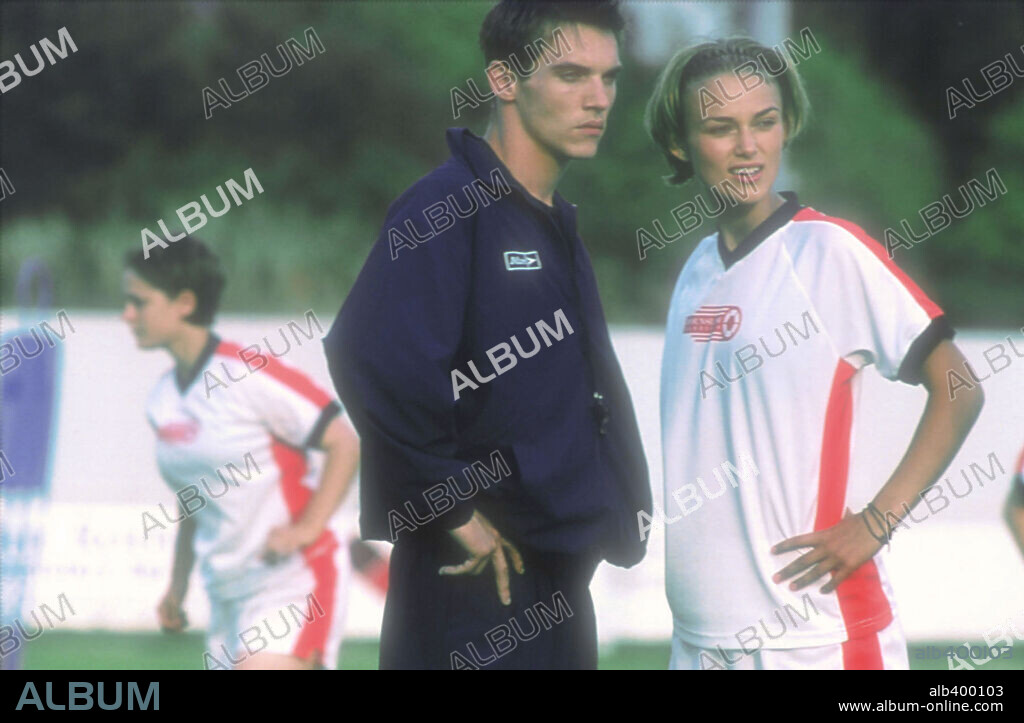 JONATHAN RHYS MEYERS and KEIRA KNIGHTLEY in BEND IT LIKE BECKHAM, 2002, directed by GURINDER CHADHA. Copyright BEND IT FILMS/FILM COUNCIL/ROC MEDIA/HELKON MEDIA AG.