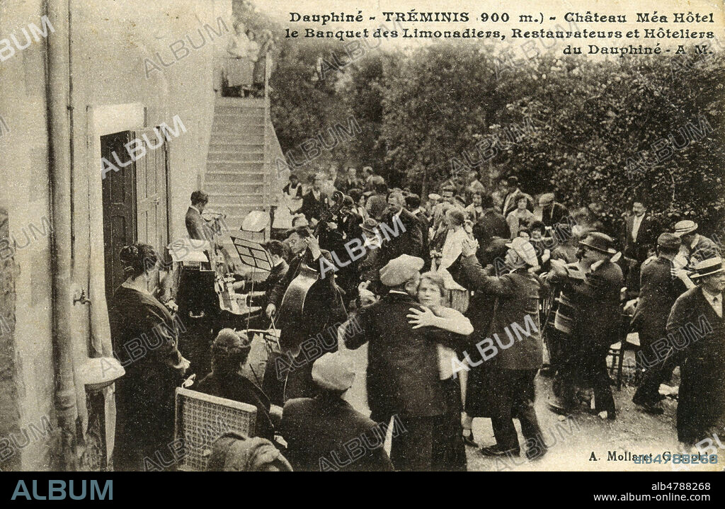 'Dauphine. Treminis. Chateau Mea Hotel. Le banquet des limonadiers, restaurateurs et hoteliers du Dauphine'. Photographie anonyme pour une carte postale vers 1925. Credit : Collection IM/KHARBINE-TAPABOR.