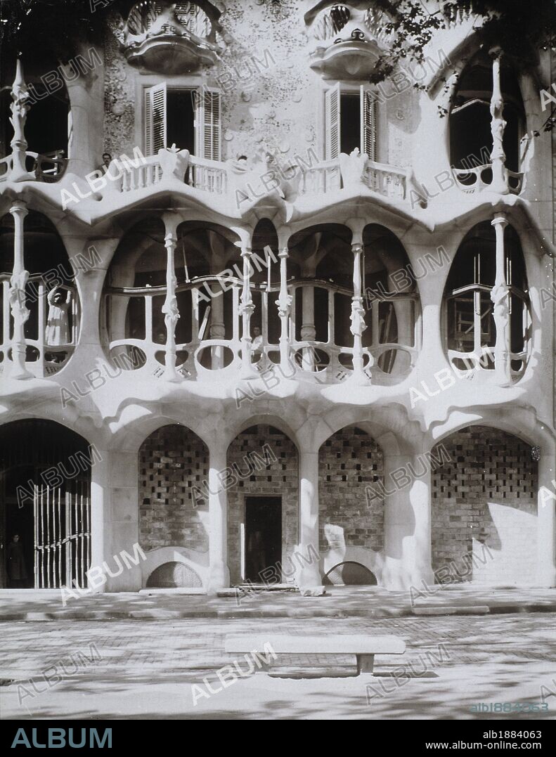 FACHADA DE LA CASA BATLLO (PASEO DE GRACIA 43) DEL ARQUITECTO ANTONI GAUDI, FOTOS DE OBRA. AUTOR DESCONOCIDO. (COLECCIÓN ASF IMAGEN DE FOTOGRAFIAS ANTIGUAS, PRINCIPIOS S. XX).