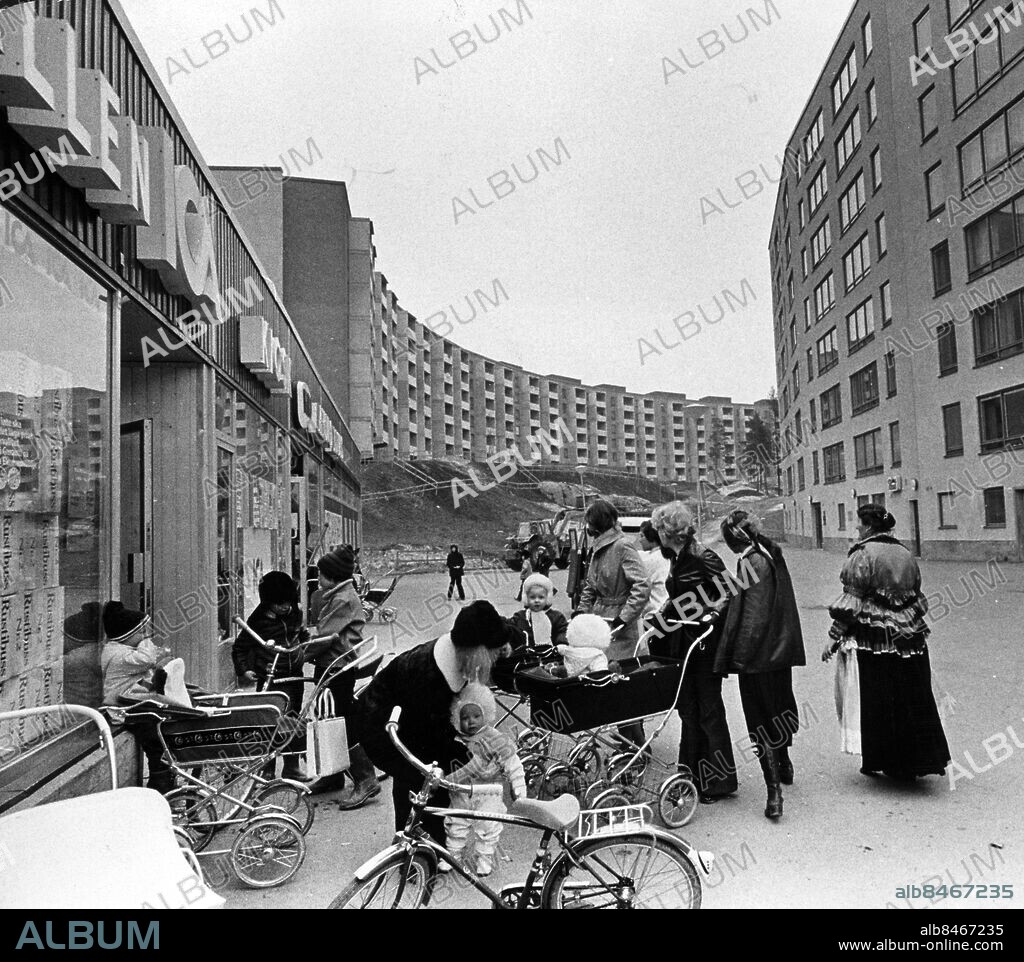 ARKIV -1971 0331 Vid Granängsringen i Bollmora har 40 procent av familjerna sökt socialhjälp. Här lever man helt utan marginaler, helt utan reserver. Foto: Jan Delden Kod: 10 . COPYRIGHT SCANPIX SWEDEN.