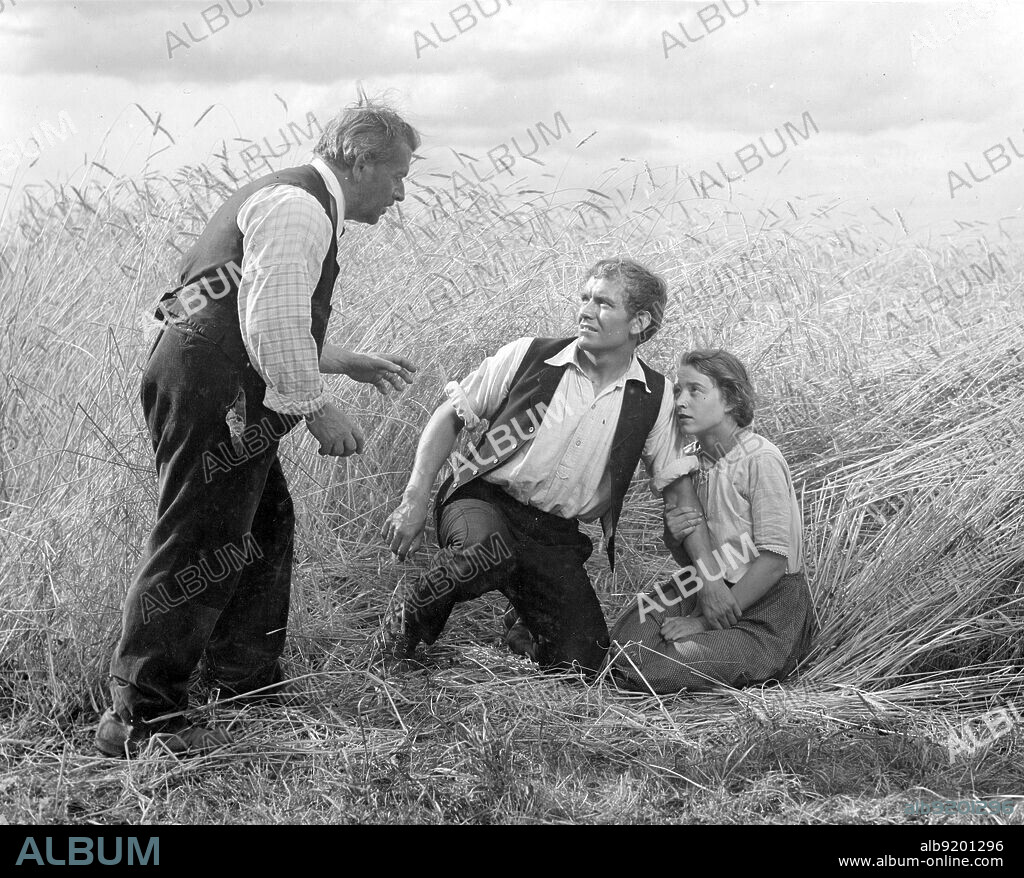 EMIL GYR, ERWIN KOHLUND und MARGRIT WINTER in ROMEO UND JULIA AUF DEM DORFE, 1941, unter der Regie von HANS TROMMER und VALERIEN SCHMIDELY. Copyright Pro Film Zurich.