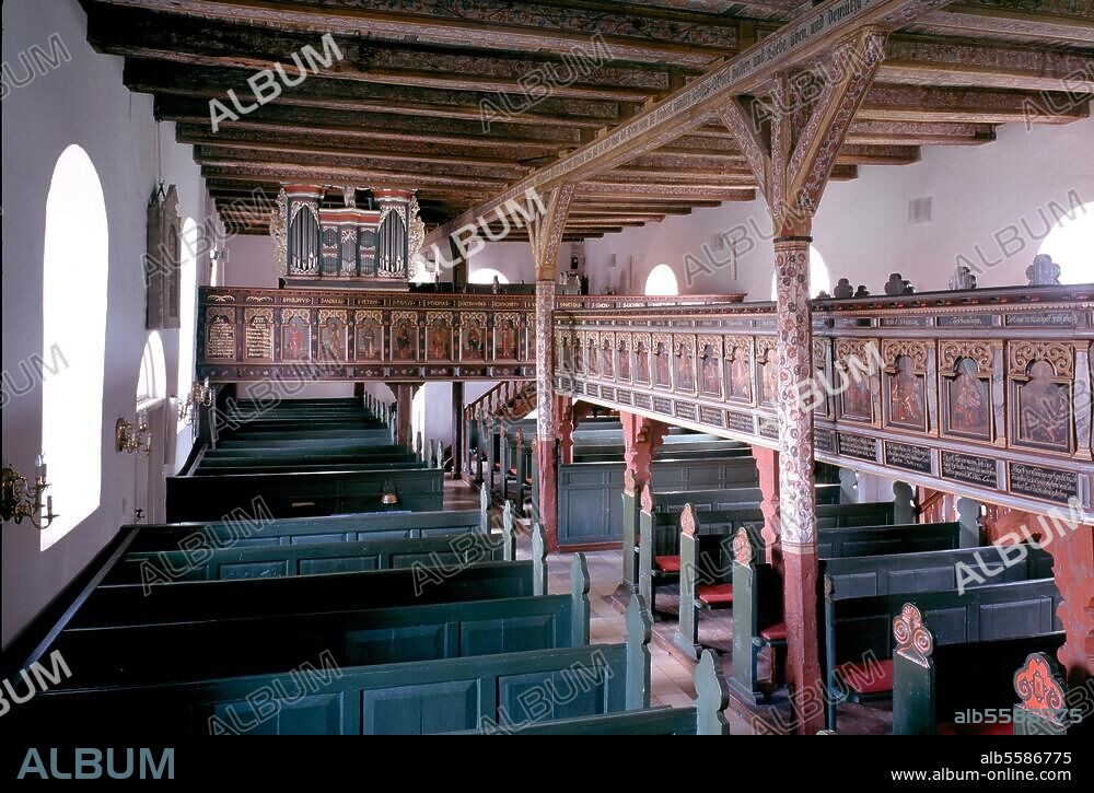 Ihlienworth, Kirche / Innenansicht Richtung Westen © Lisa Hammel 6 × 9 cm.