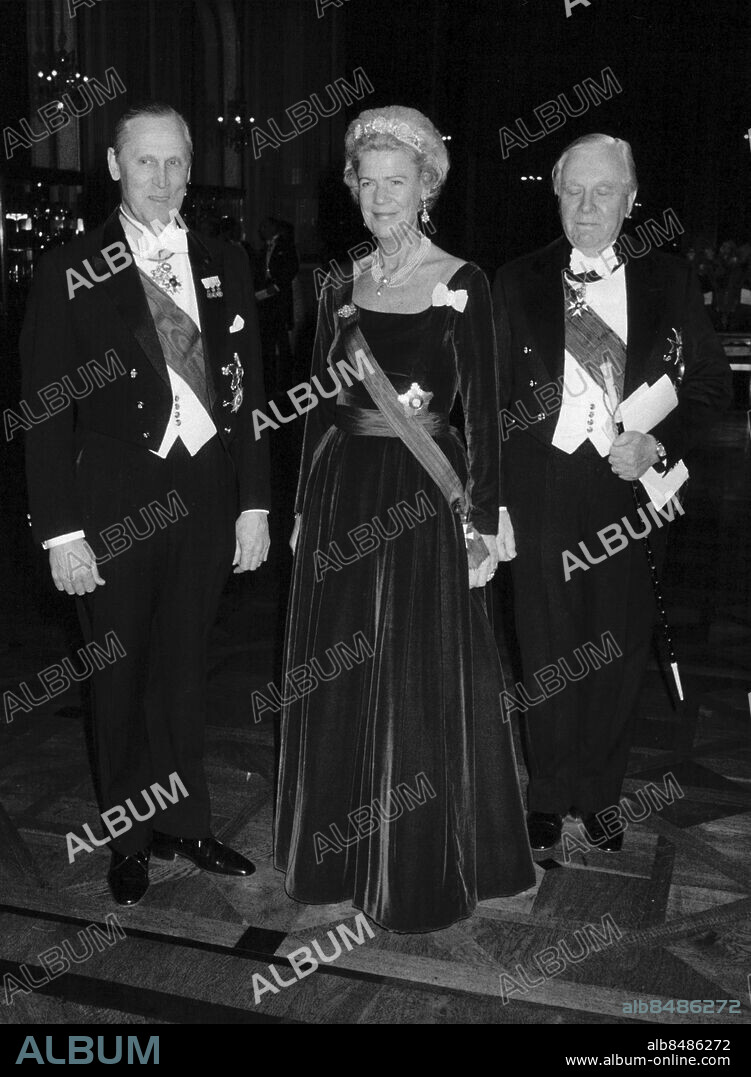 Stockholm 1983-01-27. Grevinnan Alice Trolle-Wachtmeister tillsammans med hovmarskalk Lennart Ahrén och en ceremonimästare under en kungamiddag. Foto: Stefan Lindblom / SvD / TT / kod 12014.