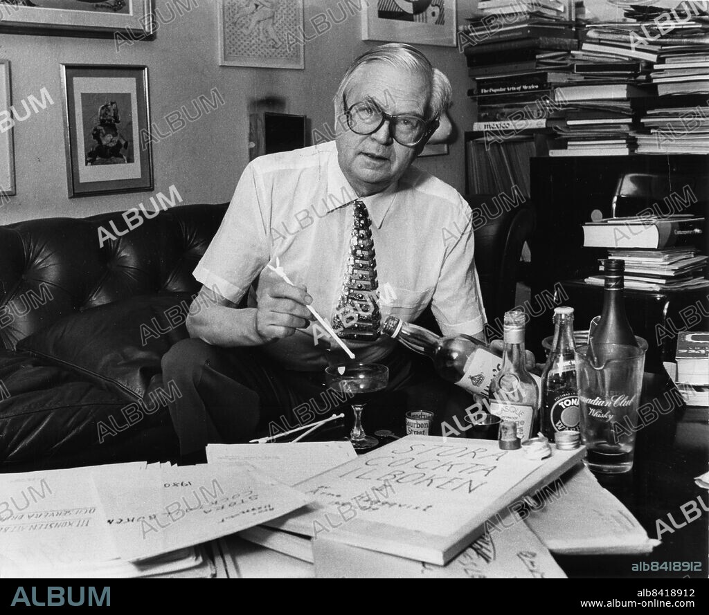 ARKIV 1979-12-11. Konst- och språkvetaren Arne Häggqvist blandar sig en cocktail i hemmet 11 december 1979. Arne har blandat sig tre cocktails om dagen i två års tid när han har skrivit på "Stora cocktailboken", därefter har han gjort ett skatteavdrag på 3000 tusen kronor som han har haft i utgfter på diverse alkoholdrycker. Nu har han fått avslag på skatteavdraget av taxeringsnämnden.. Foto: Bertil Stilling / XP / SCANPIX / Kod: 40. **AFTONBLDET OUT**.