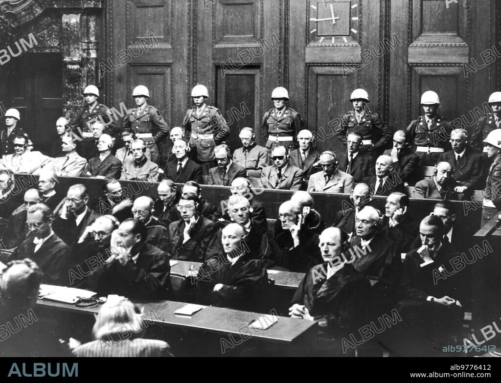 Octubre 1946. Anuncio de la condena de doce Lideres Nazis en el juicio de Nuremberg, de Izq. A Dcha.En primera fila del banquillo de Acusados: Goering, Hess, Von Ribbentrop, Keitel, Kaltembrunner, Rosenberg, Franck Frick, Streicher, Funck y Schacht. En segunda Fila: Doenitz, Raeder Von Schirach, Sauckel, Jodl, Von Papen, Sayss Inquart, Speer, Von Neurath y Fritzsche.