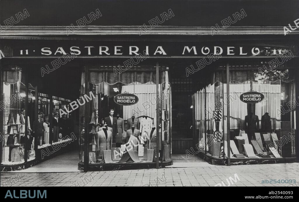 Fachada de la Sastrería Modelo en la Rambla de Canaletas, 11, de Barcelona. Año 1941.
