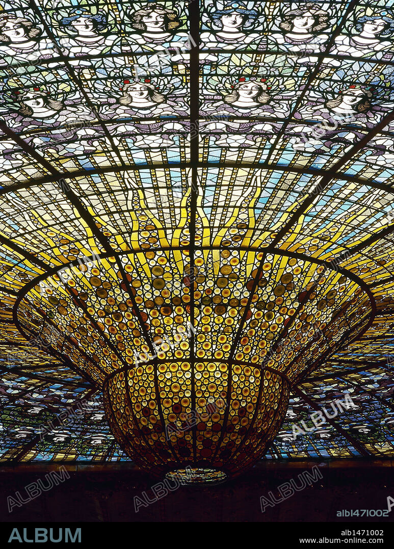 ARTE S. XIX. MODERNISMO. ESPAÑA. PALAU DE LA MUSICA CATALANA (1908). Vista de la CLARABOYA central colocada el 9 de abril de 1907 en la sala de audiciones. Diseñada por el arquitecto Lluis Domènech i Montaner y realizada por el Taller Rigalt, Granell y Cía. Cúpula invertida a manera de lámpara ardiente. BARCELONA. Cataluña.