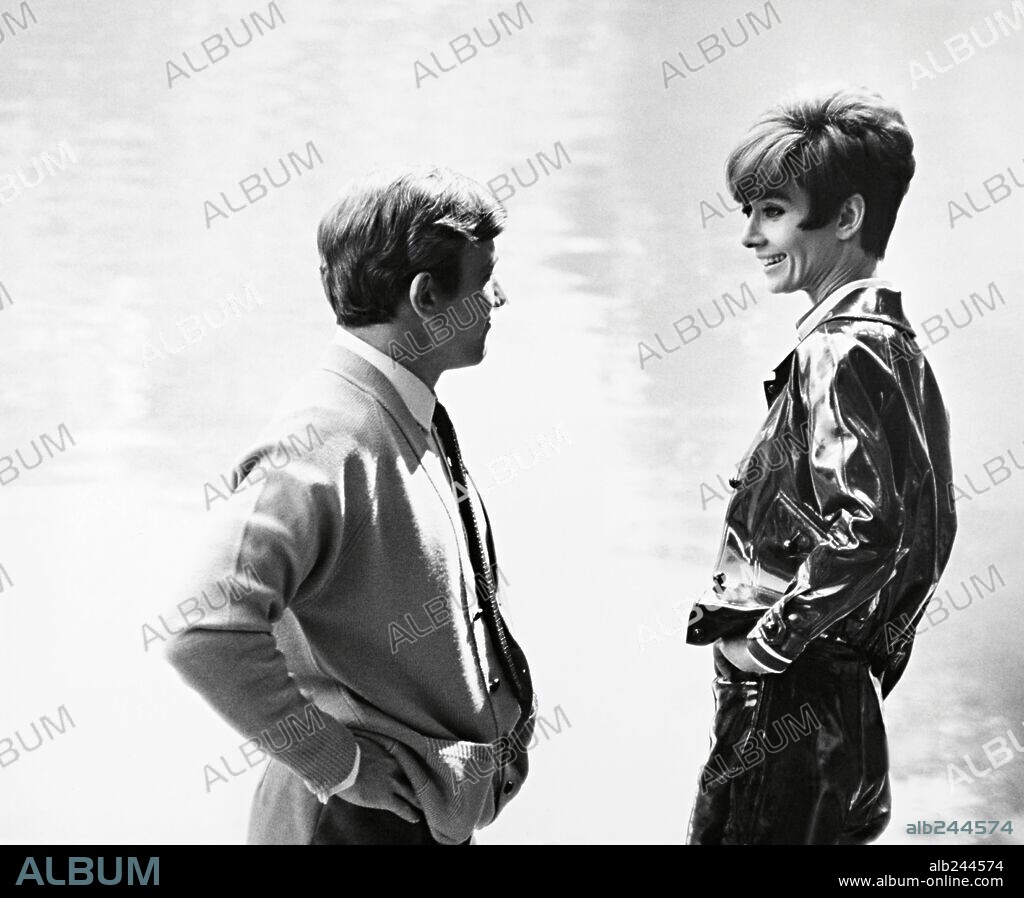 ALBERT FINNEY y AUDREY HEPBURN en DOS EN LA CARRETERA, 1967 (TWO FOR THE ROAD), dirigida por STANLEY DONEN. Copyright 20TH CENTURY FOX.