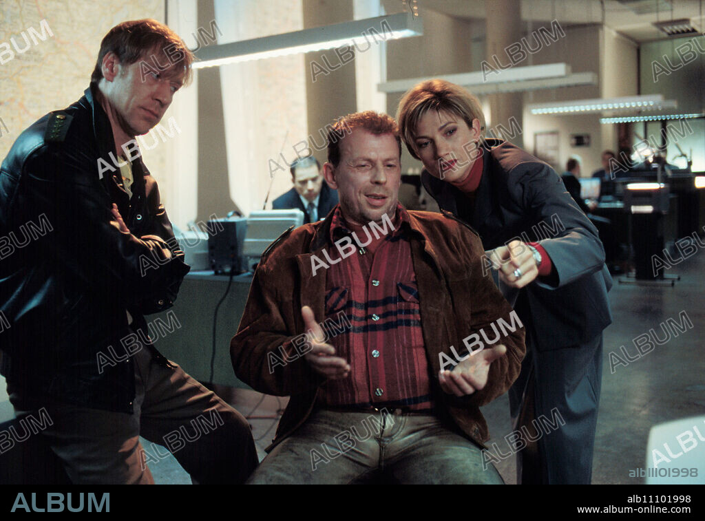 POLIZEIRUF 110 Episode: La Paloma A series of train accidents point to one and the same perpetrator. The center of the attacks is Volpe. Therefore, the special commission moves its headquarters to the district town. Supporting their colleagues, the provincial police officers Sigi and Kalle (OLIVER STRITZEL,l) arrest the previously convicted Rico (DIETER BRANDECKER), who fits the profile of a railway blackmailer exactly. Scene with ASTRID M.FÜNDERICH. Director: Ulrich Stark aka. La Paloma / Headline: POLIZEIRUF 110 / BRD 2000.
