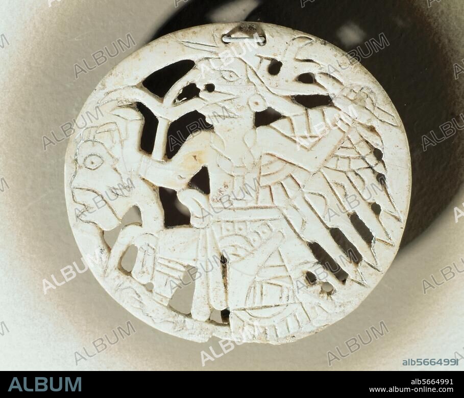 Völkerkunde: Amerika. Fliegender Schamane mit den Flügeln und Krallen eines Raubvogels und einem menschlichen Kopf in der Hand. Mississippi-Kultur, Southern Cult, um. 1000, Etowah (Georgia / USA). Muschel, Durchmesser 7 cm. Robert S. Peabody Foundation for Archaeology.