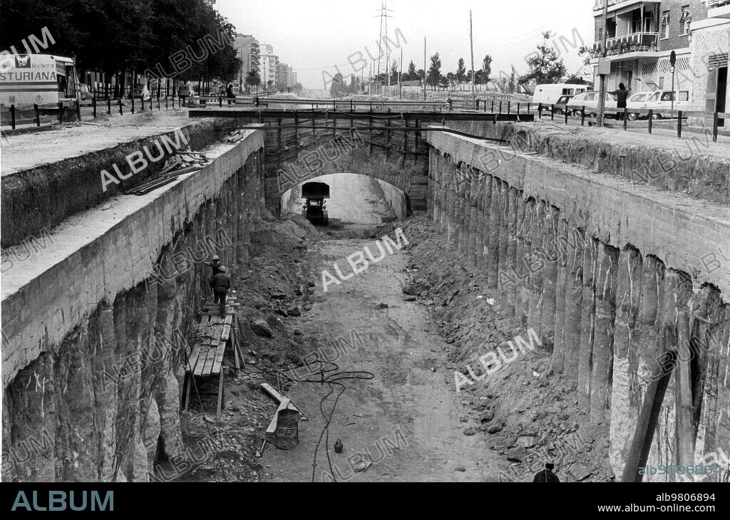 October 1975. Construction works of an underground tunnel under General Fanjul Avenue.