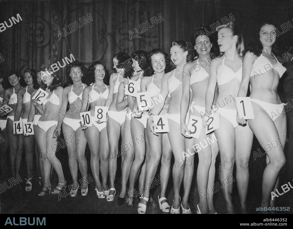 Orig bildtext... MISS FRANCE 1947 L'élection de Miss FRANCE 1947 a eu lieu hier soir au Palais de Chaillot. Les candidates attendent le verdict du Jury qui proclamera Mlle Yvonne VISEUX, Miss France 1947. Anm. Siffror Bikini Tävlingsdeltagare Konkurrens Nummerlappar Leenden Högklackat Uppvisningar På rad CD256 persons: Yvonne Viseux sites: PARIS ;FRANKRIKE.