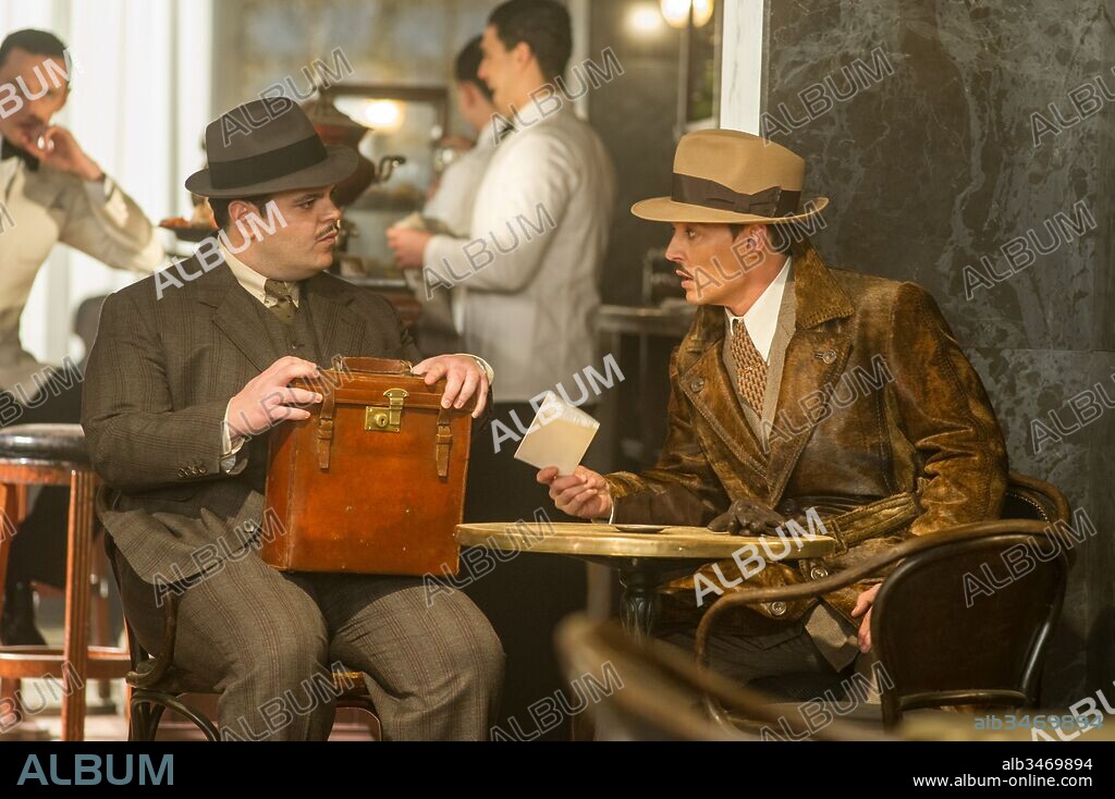 JOHNNY DEPP et JOSH GAD dans MURDER ON THE ORIENT EXPRESS, 2017, réalisé par KENNETH BRANAGH. Copyright 20TH CENTURY FOX.