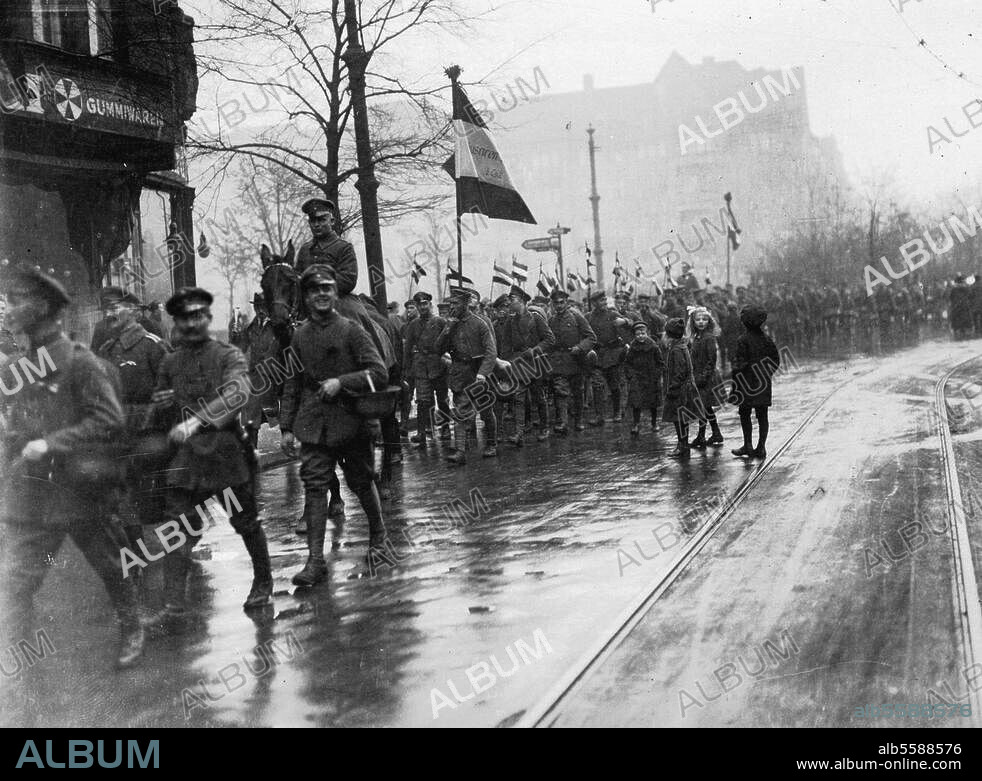 1. Weltkrieg / Kriegsende. Heimkehr der Gardetruppen am 10.12.1918. Ein Infanterieregiment passiert den Bayrischen Platz in Berlin-Schöneberg. Foto (Otto Haeckel).