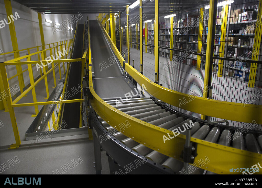 Madrid, 07/13/2015. Amazon logistics center in San Fernando de Henares. Photo: Isabel Permuy Archdc.