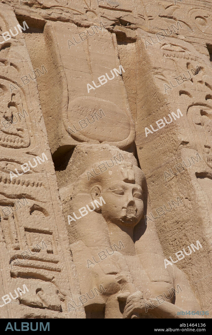 ARTE EGIPCIO. EGIPTO. TEMPLO DE HATHOR o "PEQUEÑO TEMPLO". Templo dedicado a Nefertari. Detalle de de la fachada, con la representación de la reina NEFERTARI, esposa favorita del Ramsés, vestida de Hathor. La escultura es de igual tamaño que la de su marido, algo inusual en el Antiguo Egipto. IMPERIO NUEVO. Dinastía XIX. ABU SIMBEL. Norte de Africa.