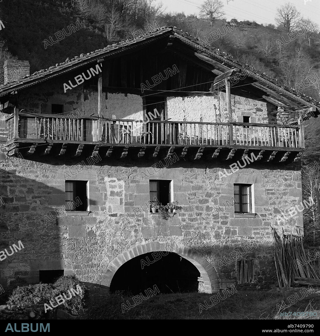VIVIENDA TIPICA NAVARRA EN ORONOZ MUGAIRE - FOTOGRAFIA EN BLANCO Y NEGRO - AÑOS 60.