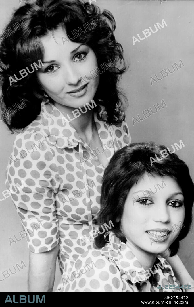 LAS GRECAS. SIGLO XX. DECADA DE LOS 70. GRUPO MUSICAL ESPAÑOL FORMADO POR LAS HERMANAS TINA Y CARMELA MUÑOZ EN EL AÑO 1973. FOTO DEL AÑO 1977.