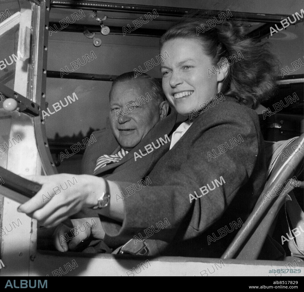 19500901- Berit Myrén, aviatris som tillsammans med Ingrid Wickman flög en 2-sitsig Piper Cub tur och retur till Afrika 1949. Foto: Olle Wester Kod: 44 COPYRIGHT SCANPIX SWEDEN.