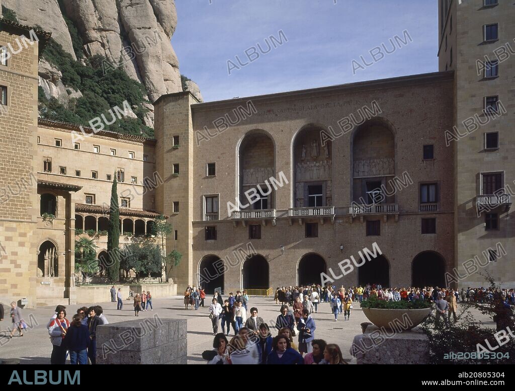 FRANCESC FOLGUERA (1891-1960). FACHADA PRINCIPAL DEL MONASTERIO DE MONTSERRAT Y PLAZA DE LA CRUZ DISEÑADA POR FOLGUERA.