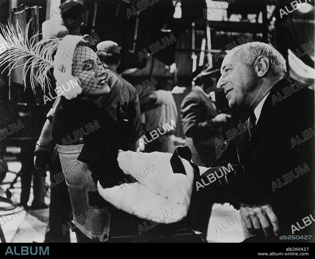 CECIL B DEMILLE y GLORIA SWANSON en EL CREPÚSCULO DE LOS DIOSES, 1950 (SUNSET BLVD.), dirigida por BILLY WILDER. Copyright PARAMOUNT PICTURES.