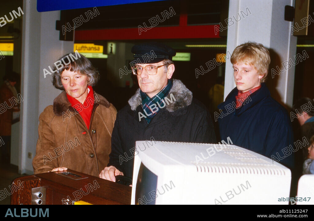 Monika, Karl Heinz and Ingo Rust, family of Mathias Rust, who landed on the Red Square in Moscow with a Cessna in May 1987, check in at Frankfurt Airport for their flight to Moscow to visit their son, Germany 1987. (original german headline: Familie von Mathias Rust).