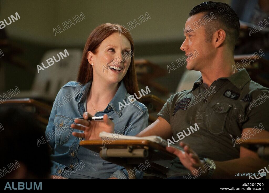 JOSEPH GORDON-LEVITT and JULIANNE MOORE in DON JON, 2013, directed by JOSEPH GORDON-LEVITT. Copyright VOLTAGE PICTURES.