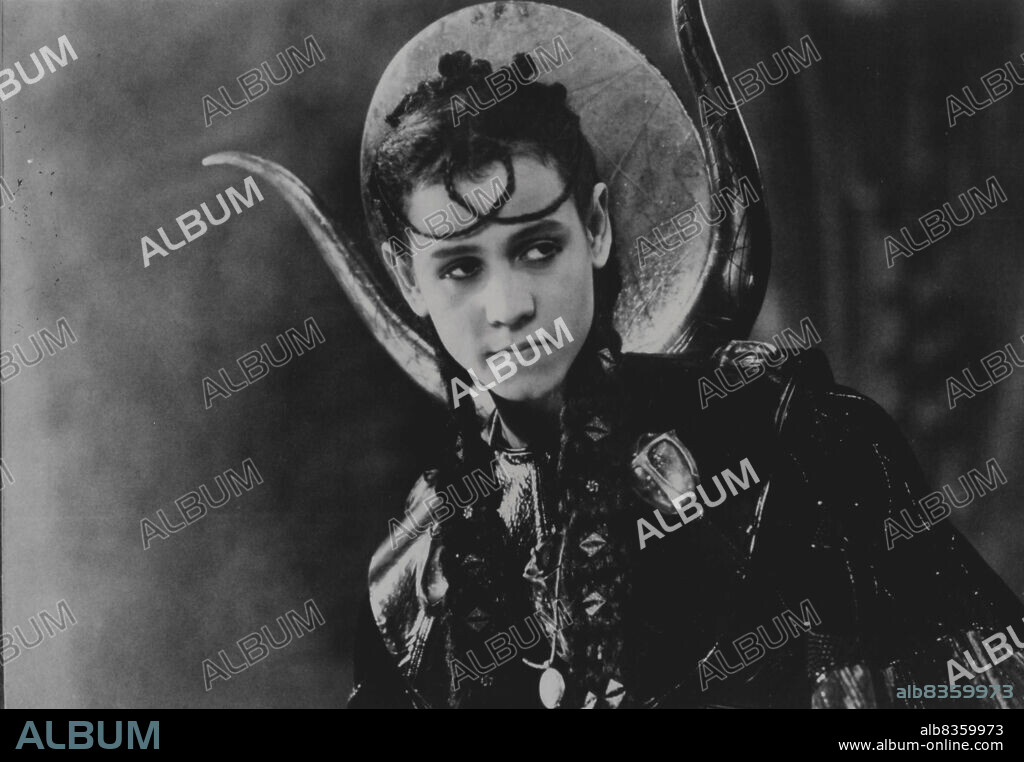 Jaye Davidson. British Actor. Stars as "Ra" in the Carolco film "Stargate".Kurt Russell, James Spader and Jaye Davidson all star in the Carolco Film "Stargate". Set in Egypt at the Great Pyramids of Giza, "Daniel Jackson"(James Spader) an Egyptologist discovers a way through into another world lead by "Ra"(Jaye Davidson) an exotic alien. Kurt Russell stars as "Colonel Jack O'Neil" who takes more than a passing interest in the world through the Stargate. February 09, 1995. (Photo by Universal Pictorial Press Photo).